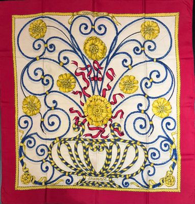 HERMÈS PARIS Carré 90 en twill de soie "Jouvence", signé Lei…