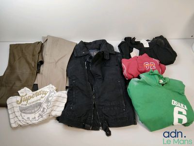 un tas de vêtements posés sur une table
