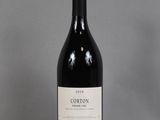une bouteille de vin rouge posée sur une table