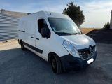 une camionnette blanche garée sur un parking à côté d'un bâtiment