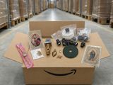 La boîte Amazon est remplie d'articles destinés à la vente dans l'entrepôt.