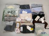 de nombreux sacs de vêtements posés sur une table