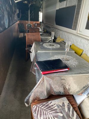 VENTE SUR DESIGNATION - LOT 1 - Un lot de table et chaises r…