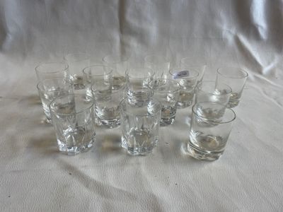 un grand nombre de verres posés sur une table