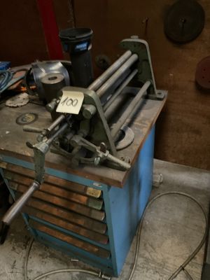 une machine posée sur une table