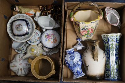 deux boîtes contenant différents types de vases