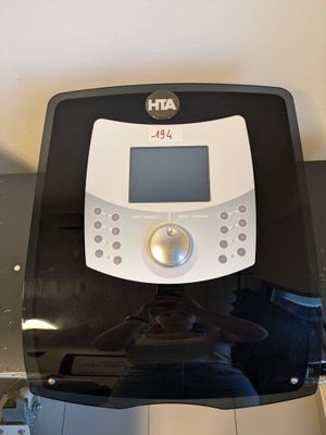 une machine à café posée sur un comptoir