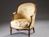 une chaise ancienne dotée d'un coussin rembourré doré et d'une structure en bois