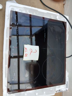 une photo d'un réchaud avec un plateau en verre posé sur la table