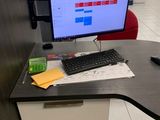 un bureau équipé d'un écran d'ordinateur et d'un clavier