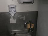 un lavabo et un distributeur de savon dans une petite salle de bains