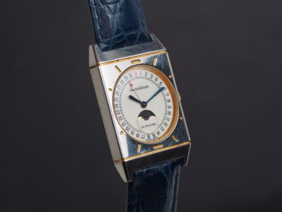 gros plan d'une montre sur une surface noire avec un fond noir