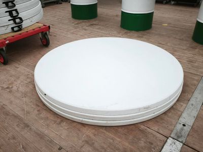 un gros objet rond et blanc posé par terre