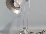 une lampe posée sur une table à côté d'un chargeur