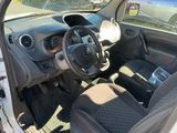 l'intérieur d'une petite voiture avec un volant et un tableau de bord