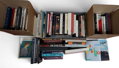 de nombreux livres qui se trouvent dans une boîte sur la table
