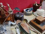 une table sur laquelle se trouvent de nombreux objets