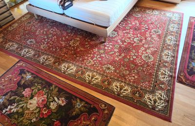 une photo d'un salon avec un canapé et des tapis