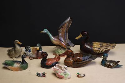 beaucoup de canards posés sur une table