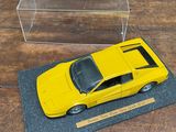une petite voiture jaune posée sur une table