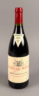 une bouteille de vin posée sur une table