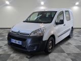 la camionnette blanche est garée sur le sol en damier d'une pièce