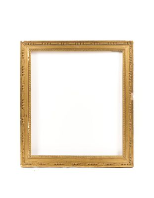 un cadre photo doré sur un mur blanc avec un fond blanc