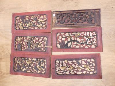 quatre pièces de bois sculpté posées sur un support en bois