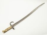 une épée argentée et dorée sur un fond blanc