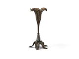 une image représentant un vase en bronze orné d'un oiseau