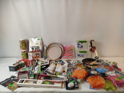 une table sur laquelle se trouvent de nombreux objets