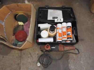 une boîte à outils posée par terre à côté d'une boîte de colle