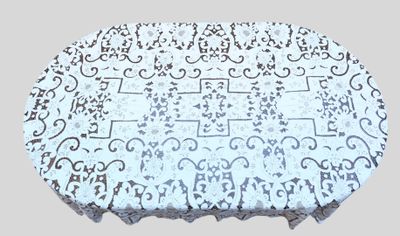 une photo d'une table ronde recouverte d'une nappe à motifs blancs et noirs