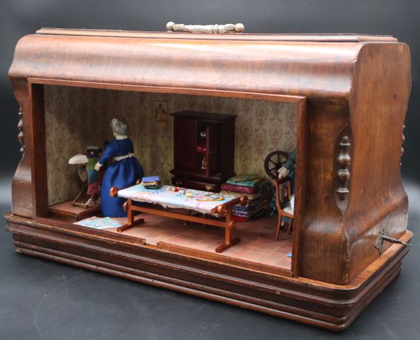 Diorama à l’intérieur d’une cloche en bois de machine à coudre. «...