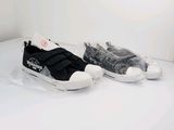 une paire de chaussures posée sur une table blanche