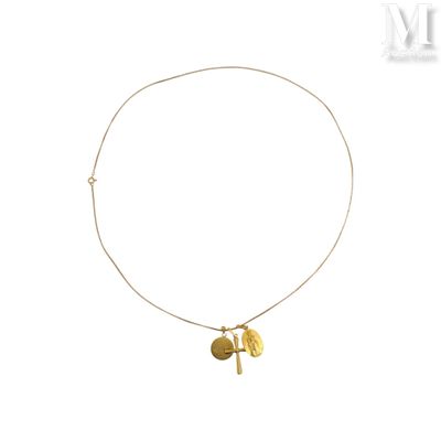 gros plan d'un collier sur fond blanc