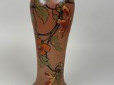 un vase marron orné d'un motif floral