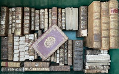 de nombreux vieux livres empilés les uns sur les autres sur une table