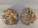 deux figurines représentant des anges et des démons sur fond blanc