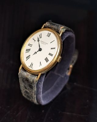 une image d'une montre-bracelet avec des chiffres romains
