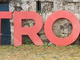 une enseigne rouge portant l'inscription « Citroën » devant un immeuble