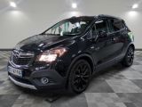 Le SUV Buick noir est garé dans une grande pièce.