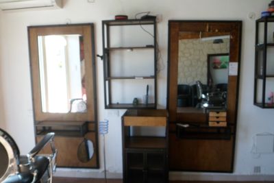 une photo d'une pièce avec un bureau et un miroir