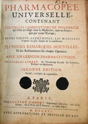 un vieux livre dont le titre est écrit en noir et rouge
