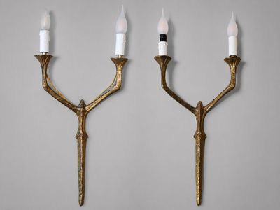 une paire d'appliques murales en laiton, de style « Person »