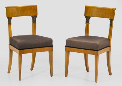 paire de chaises de salle à manger de style Art déco avec assise et dossier rembourrés