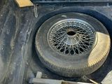 un pneu dans le coffre d'une voiture qui a un pneu crevé