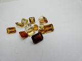 plusieurs morceaux de verre jaune et marron posés sur une surface blanche