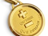une image représentant une médaille d'or sur laquelle figure la lettre « e »