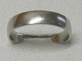 une bague en argent posée sur une table, sur fond blanc
